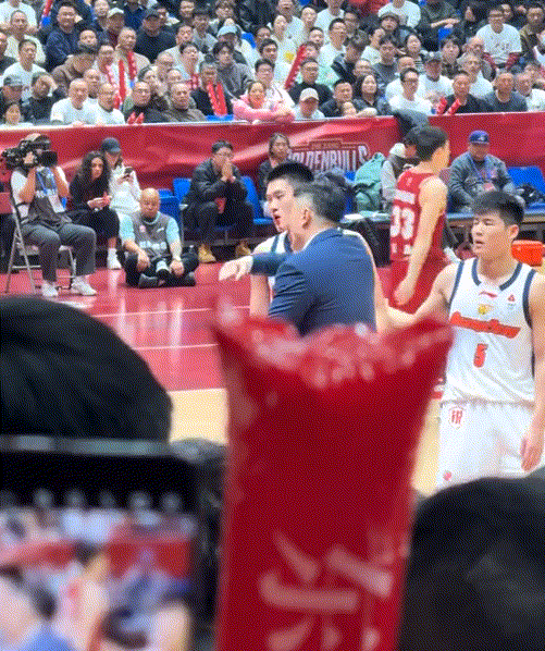 我天才发现王洪泽流这么多血啊小伙子够硬，不仅卡位拼抢积极球商也高，那一手策应太灵