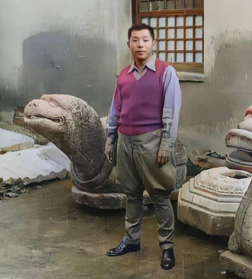 这是1935年34岁张学良在西安的一张照片，都说张学良长得帅，这么看也不过如此！