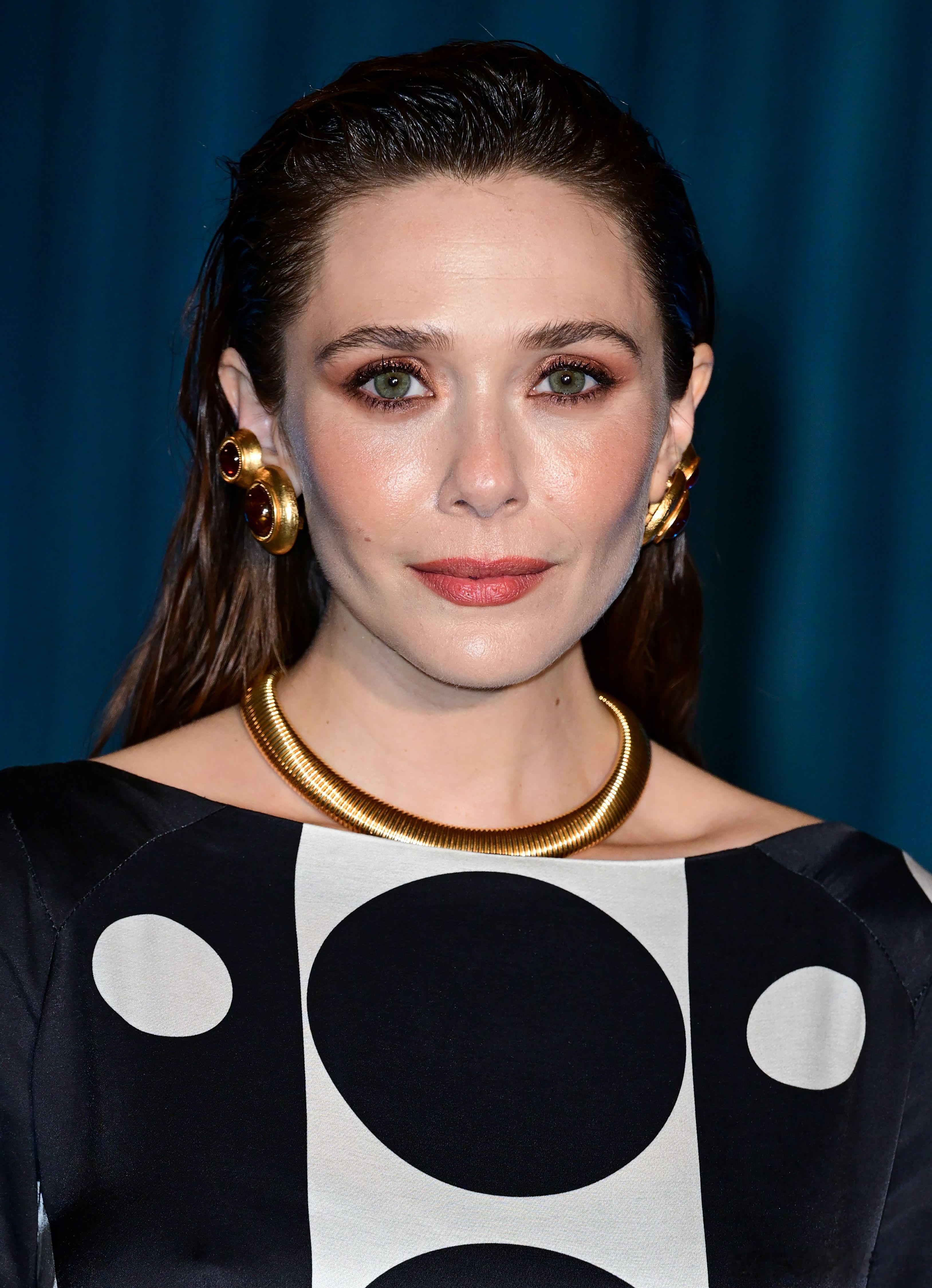 伊丽莎白奥尔森在伦敦出席新片《永恒》的首映礼，像瓜皮的鞋子有点可爱