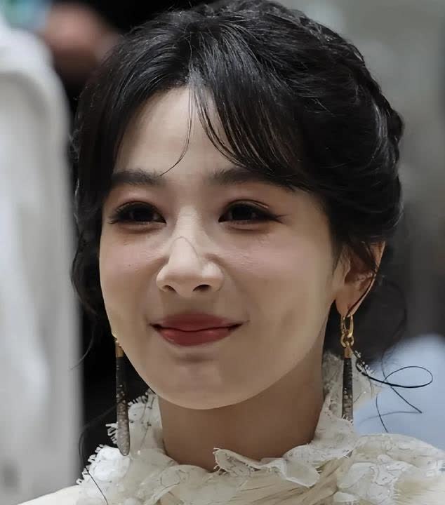 这才是真实的杨紫，就算是生图也吊打一片女星啊！现如今的娱乐圈，有颜值
