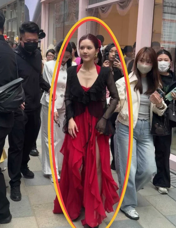 老天奶…赵露思现实中的样子啊？？？啊啊啊啊该说不说，她真的好漂亮啊，一直美