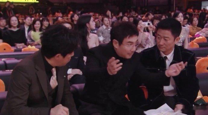 我申请和吴京坐一桌微博之夜这排座太会了！吴京在座位上松弛感爆棚，社交能量满格，