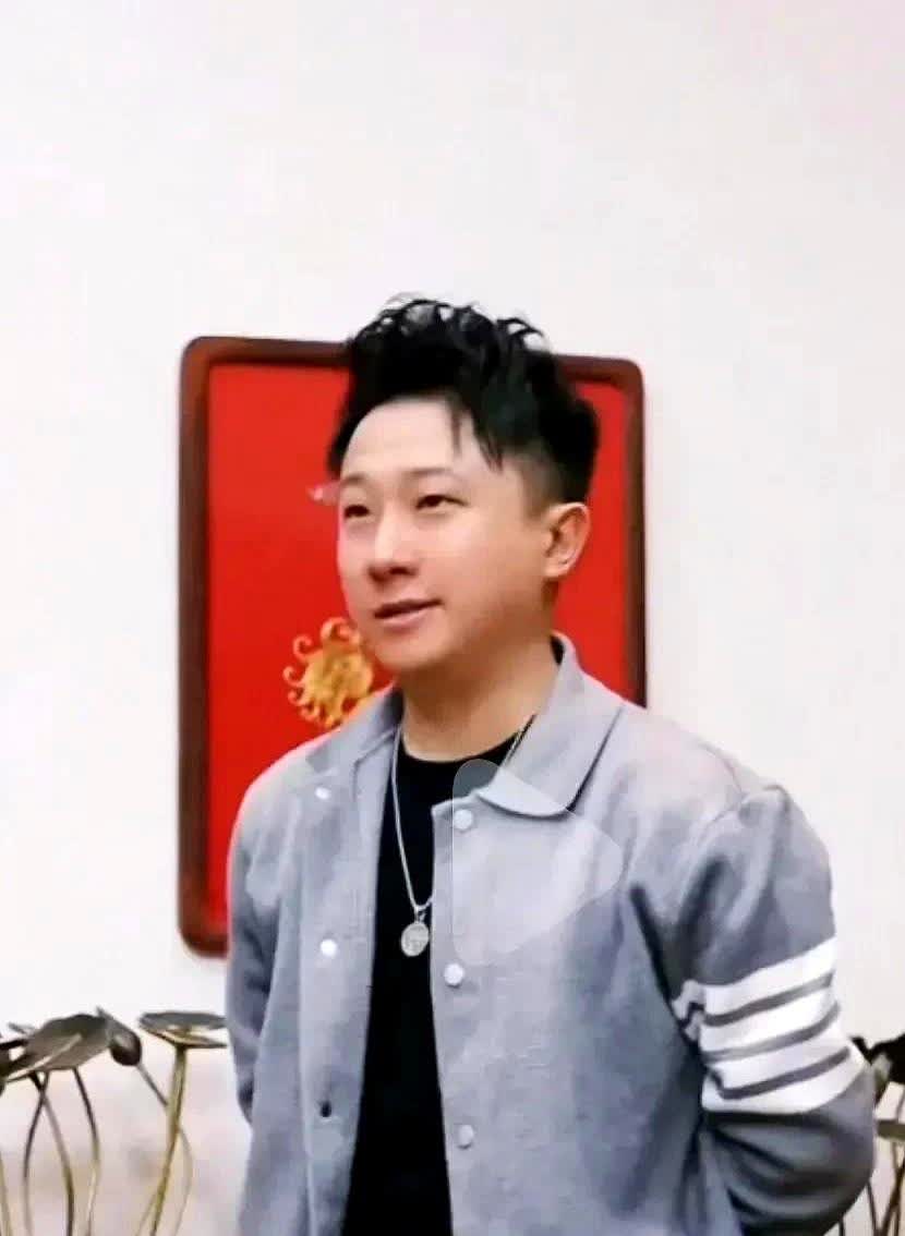 昨晚郭德纲直播间的微妙氛围真叫人感慨万千。镜头外突然传来张鹤擎清亮的歌声，愣