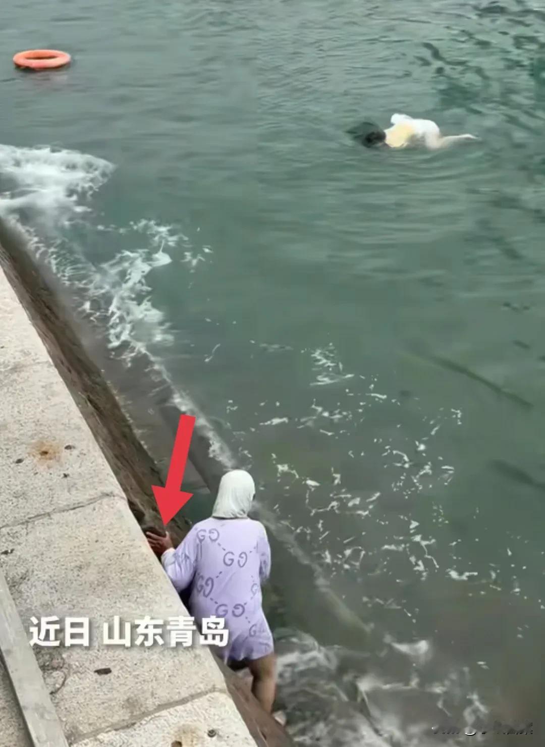 21岁女游客不慎落水，山东58岁卖玉米阿姨入海救人成功！她做对了三件事：一、