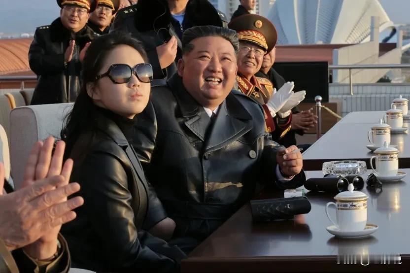 金正恩女儿再次公开露面，身穿黑色皮大衣，戴着墨镜。当地时间11月30日，朝