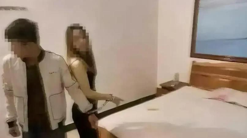 河南男子半夜下班回家，发现一年轻小伙和老婆躺在一张床上。男子见状恼羞成怒，抄起家