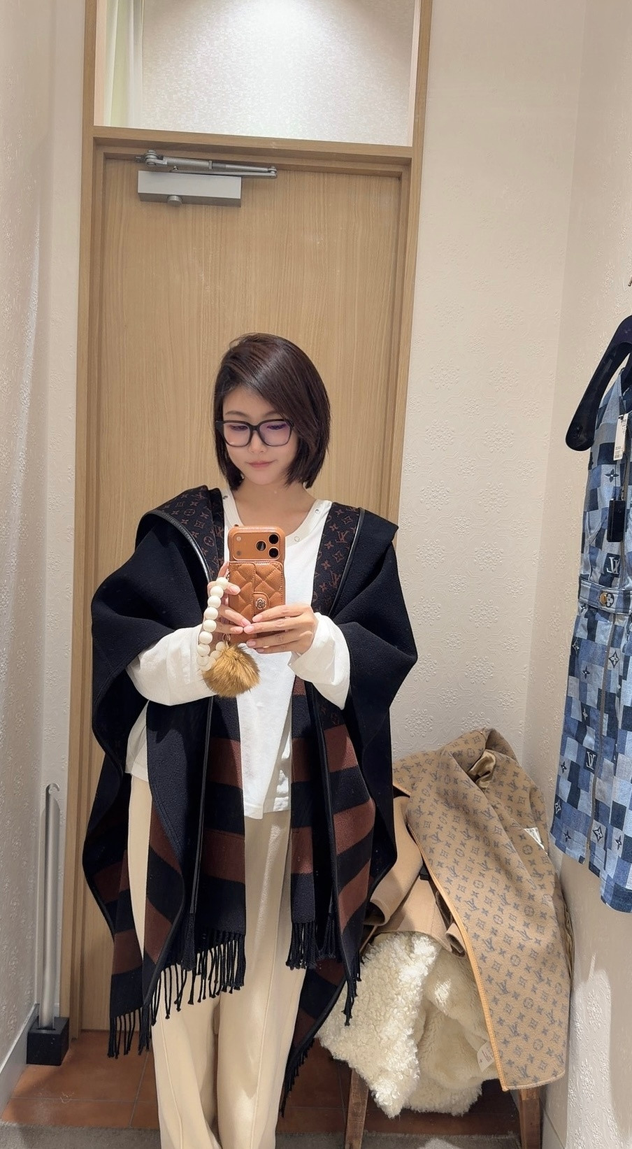 给妈妈买了个大衣~我妈就属于那种,我不给她买,她什么也舍不得买的那种家长还得靠我