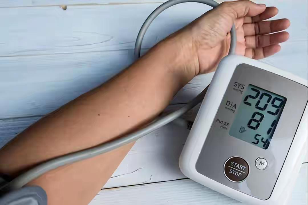 医生告诫：高血压人若常喝茶叶水，不用多长时间，或有6个变化——但请先认清：“常