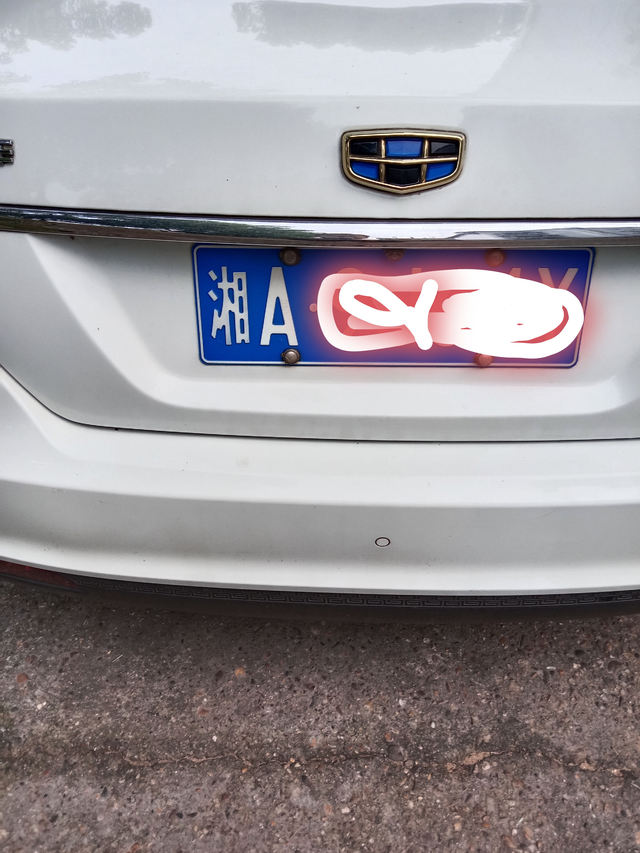 吉利汽车生锈大全吉利汽车质量太差了，全车钣金生锈。昨天厂家派4儿子店的人来检查