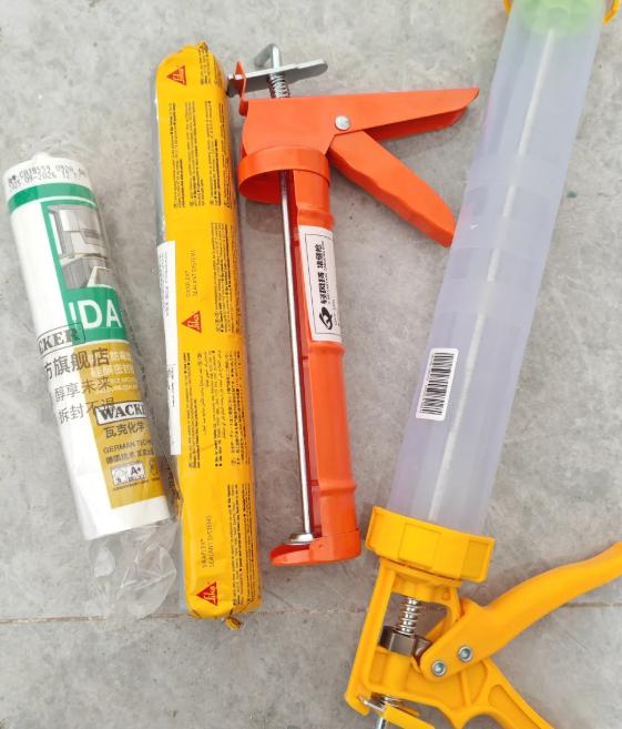 装修刚半年，闺蜜家的马桶就松了！一检查，玻璃胶全发霉开裂！找师傅上门，人家看一