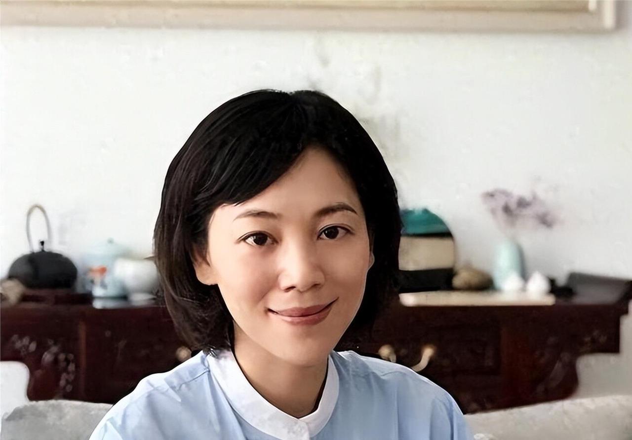 劳春燕这个名字，很多人是在《焦点访谈》里认识的。屏幕上的她永远稳稳当当，说话利