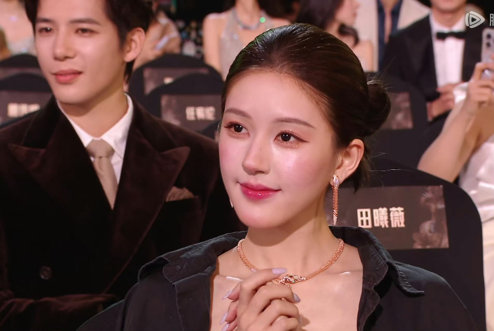 黑发，深唇，刚刚下场是去补口红了她晚上坐那经常翻看手机，她都知道吧……好难受。。