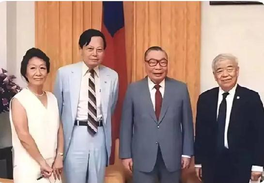 你见过这张照片吗？物理学家杨振宁夫妇同蒋经国的合影。从这张照片看