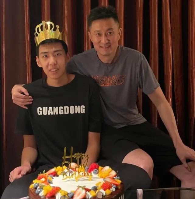 杜锋徐盺师徒不计前嫌！团结杯徐盺顶撞杜锋，赛后诚恳道歉，杜锋欣然接受。球场上的