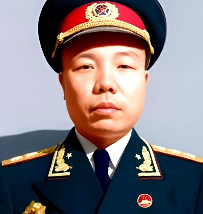 1949年，开国将领肖华乘车穿行于北京街头，蓦然间，一个卖烟小贩的身影掠过车窗。