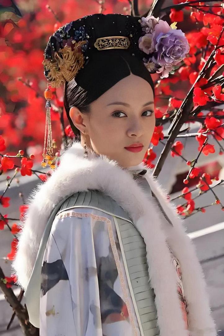 孙俪美回甄嬛时期还得是娘娘呀，基础款上衣也能穿出独特韵味，自带温婉大气的氛围感，