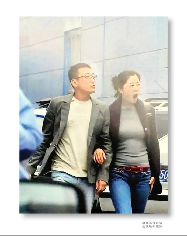 一张旧照，重温当年窦文涛与王倩倩的牵手风波一张2009年的街头抓拍旧照，定格