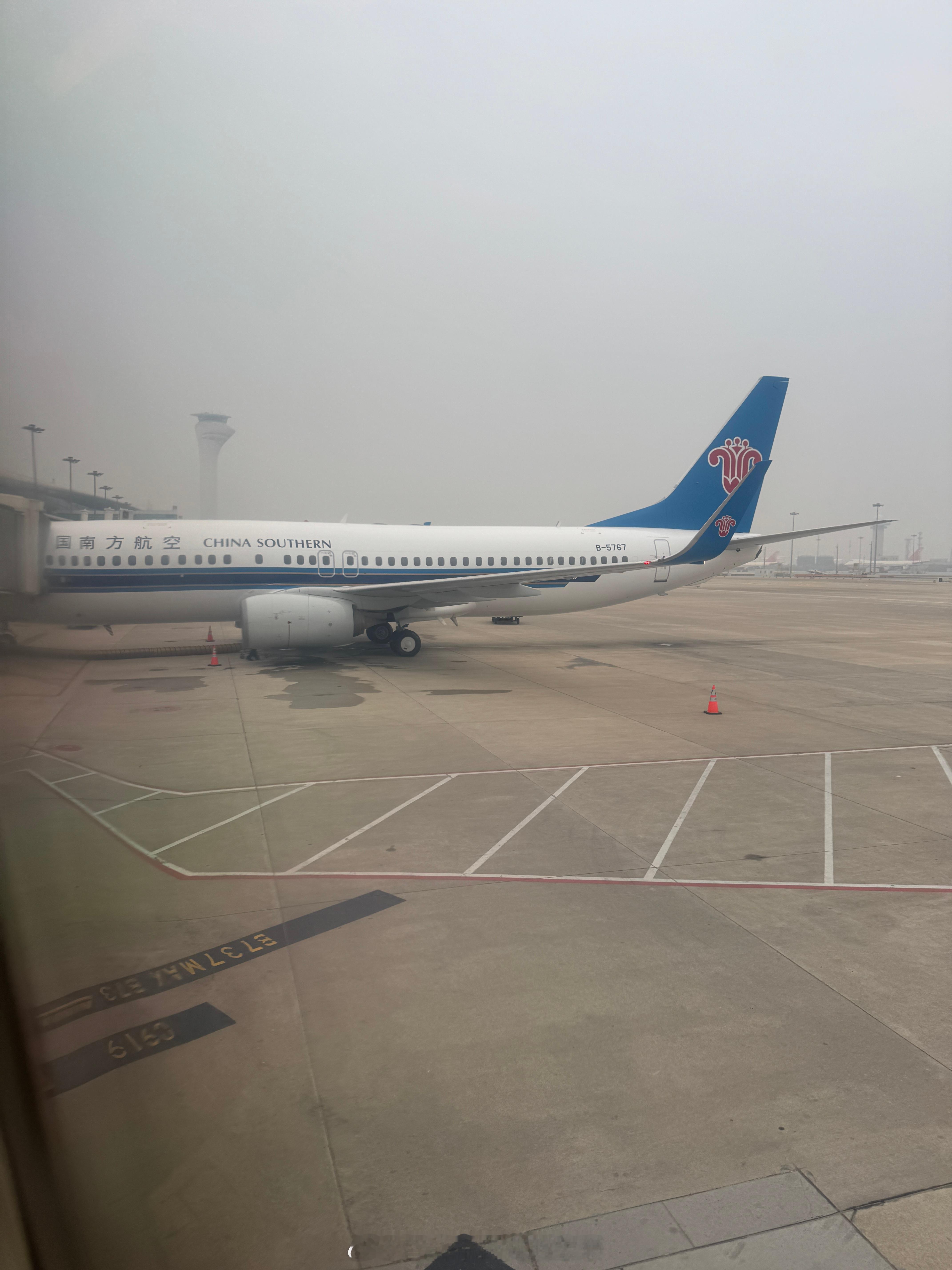 起个大早来，再起个大早回去拍摄。属于是把飞机坐成上班地铁了武汉·武汉天河国际机