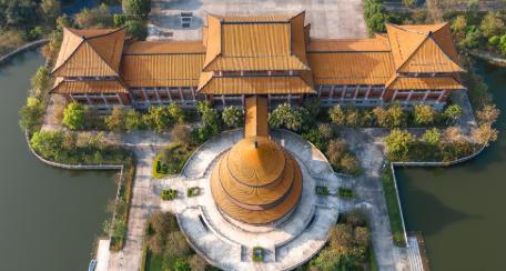 今天咱们聊一所医科大学。这所学校挺有意思——它不是985也不是211，但有些专业