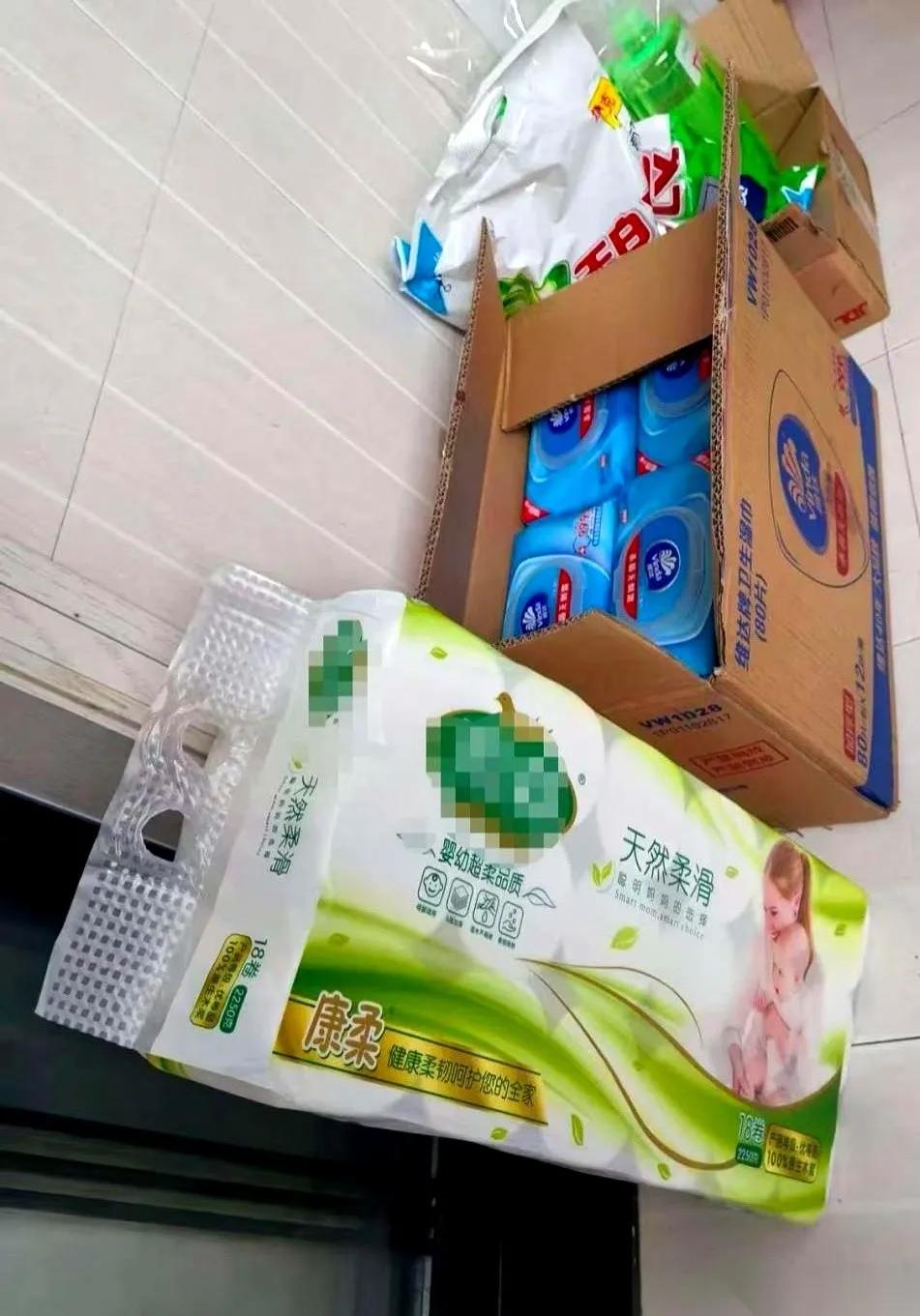 我见过最实在的回娘家，莫过于我姑姐。有一次她带了两大卷卫生纸、一箱湿厕纸、三大