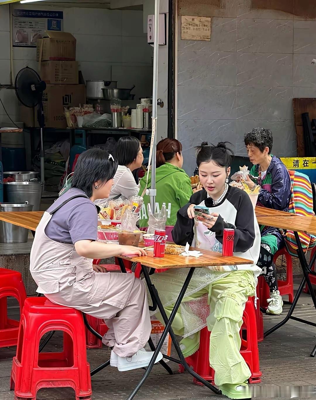 金靖应该属于谐星中的美女吧？​​​