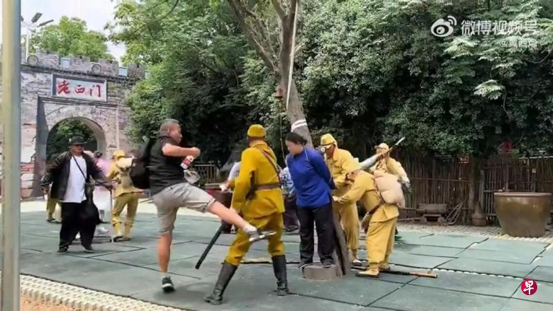 新加坡联合早报今日报道：“中日关系持续紧张之际，中国一名男子在安徽景区观看实景演