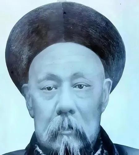1895年深秋，数千回民跪在西宁城下，绝望地挥舞着白旗乞降。城墙之上，甘肃提督董