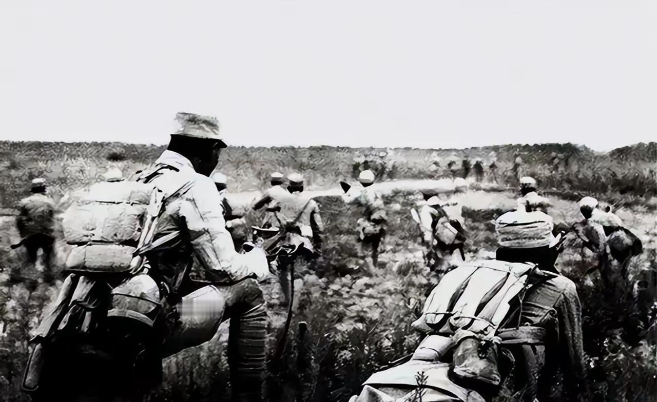 1942年，八路军周彪在转移中发现，一秘书故意走在外侧，还偷偷往路上撒高粱粒。周