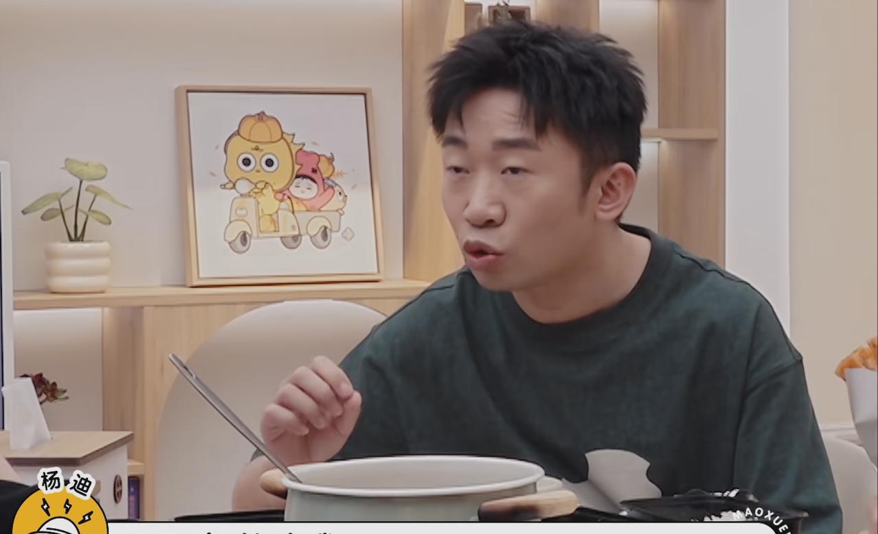 杨迪有两个女粉丝，从2016年开始喜欢他。有一次她俩去给杨迪接机，杨迪就把品牌方