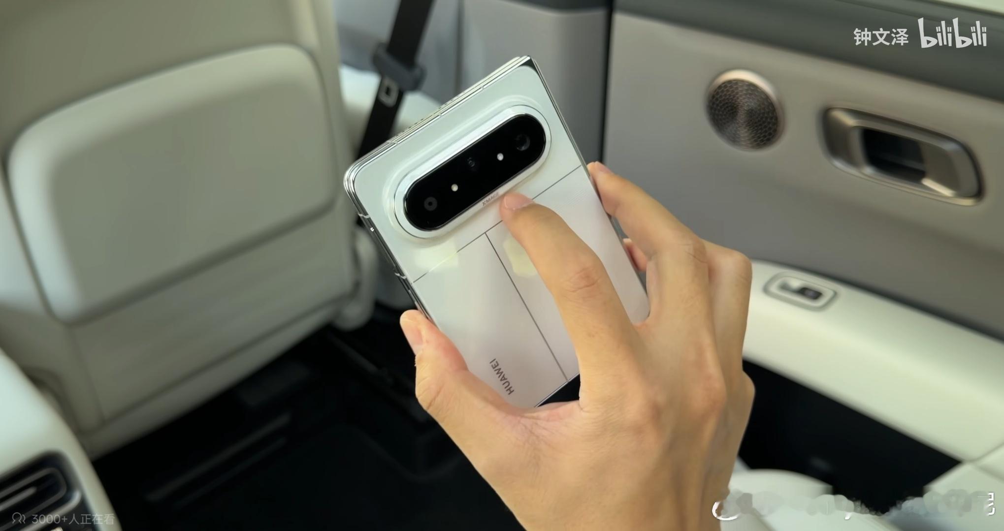 钟文泽在理想i系列白色内饰背景里评测华为PuraXMax白色，两者很搭，都很