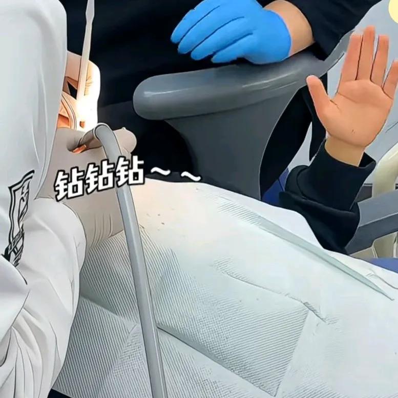 手术前，疼你就举手，手术时，孩子就举手，医生把他的手按下去，乖，听话，你