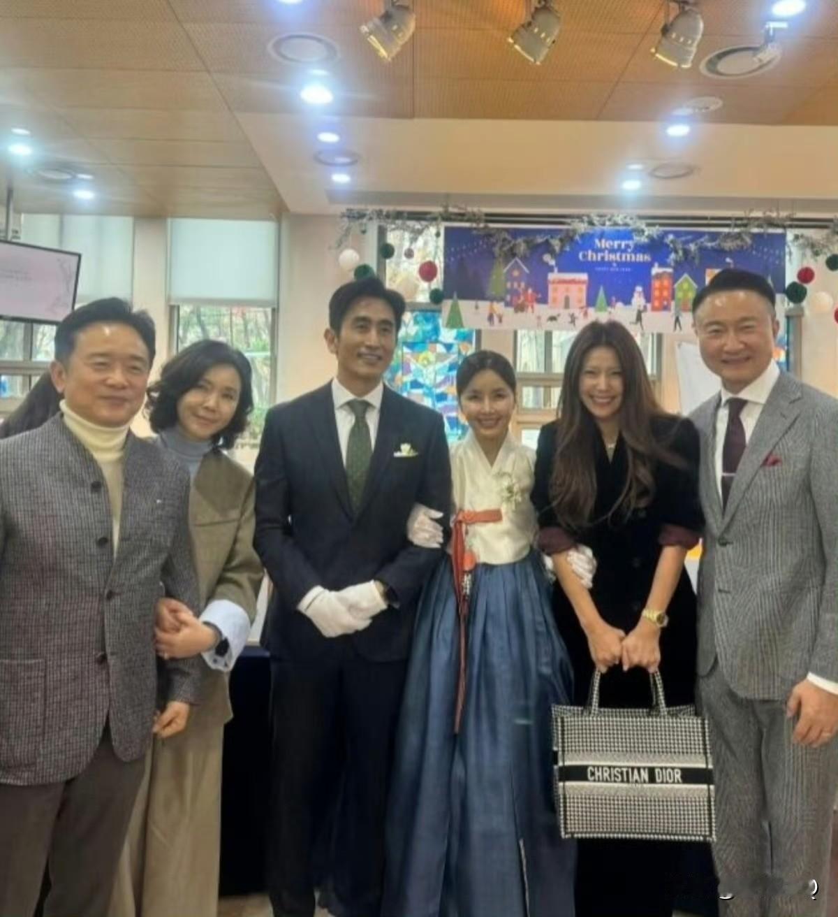 韩星车仁表参加儿子婚礼，儿子完全没有他身上的贵公子气质。想当初他和董洁演得电视剧