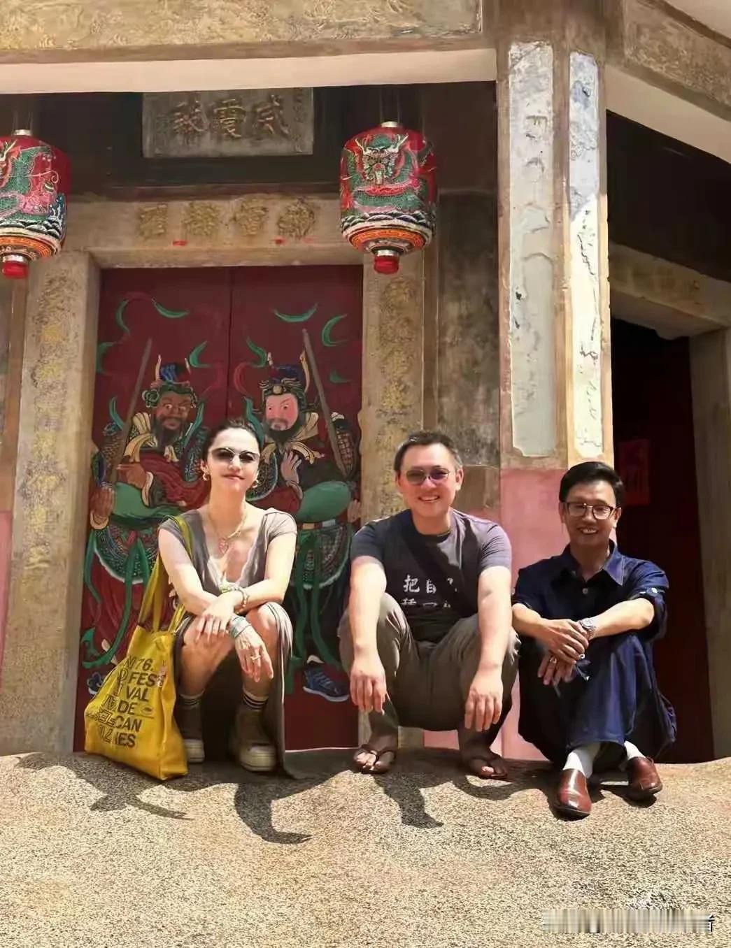 谁不想和姚晨做朋友，乐观大方，姚晨和朋友度假，漂亮的裙子穿出了运动服的感觉。姚