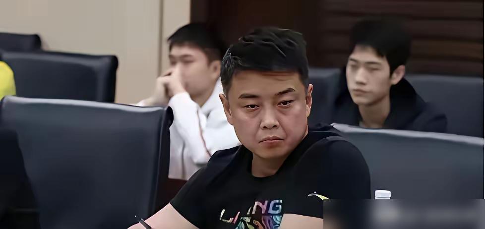 王皓带队，简直两副面孔。对梁靖崑一个眼神就让他不敢喘气，扭头却给王楚钦拧瓶盖，樊