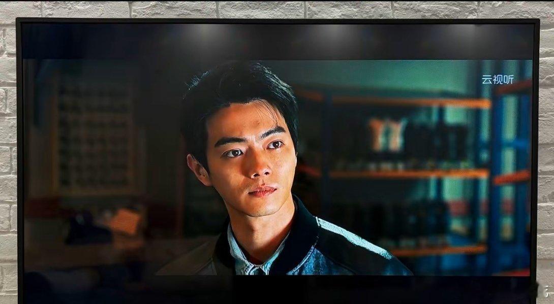 不得不说许凯扛剧能力真一般他的悬疑剧《方圆八百米》开播，热度仅破20000，对比
