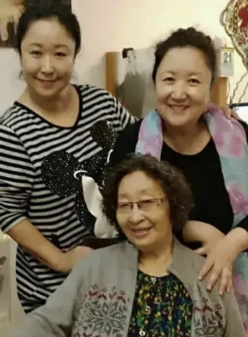老演员彭玉跟第一任丈夫赵文欣都是哈尔滨话剧院的演员。婚后生下赵玲琪和赵珈琪，姐妹俩后来全进了演艺圈。