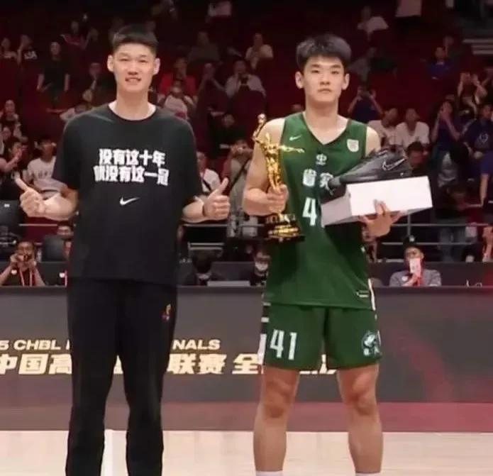 内线有保障了！广东队正式签约小胡金秋近日媒体报道，广东队已经正式签约了有小胡金