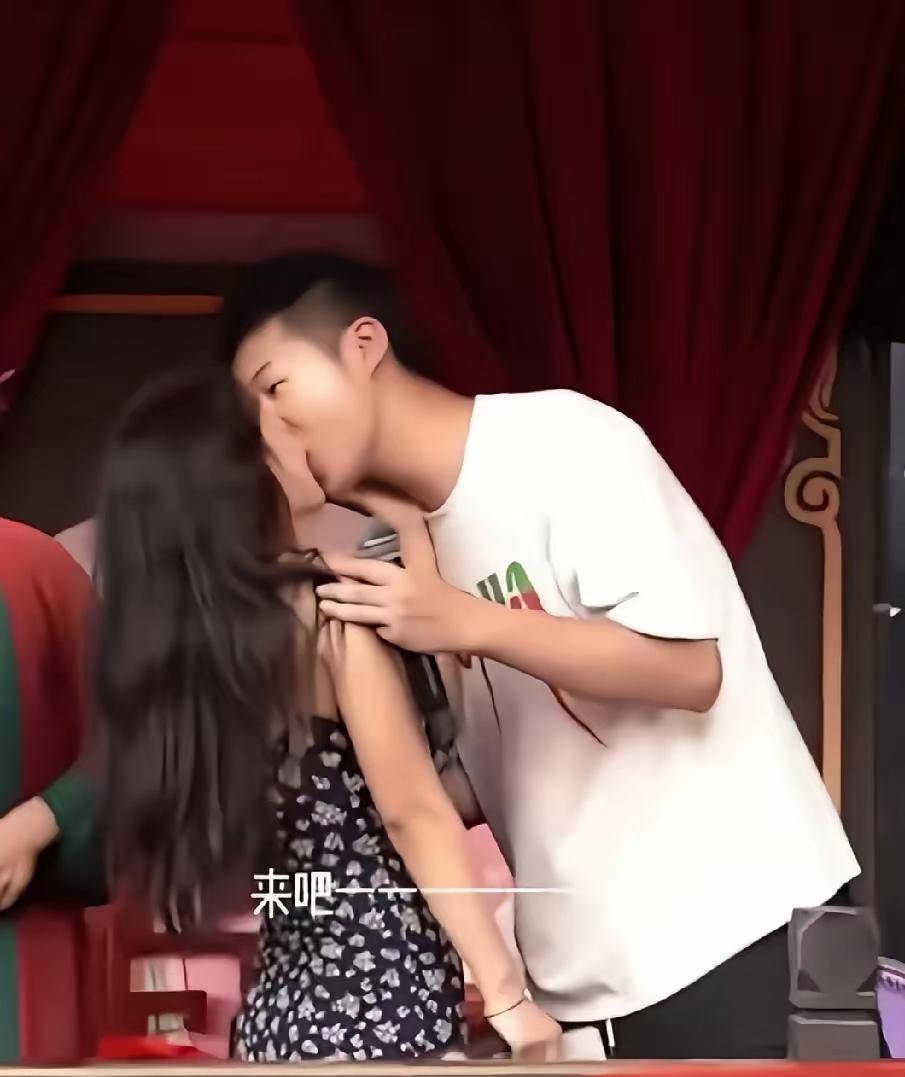 王婆都被尴尬到无语了，相亲舞台上的一对男生女生，刚介绍完互相有点好感，结果