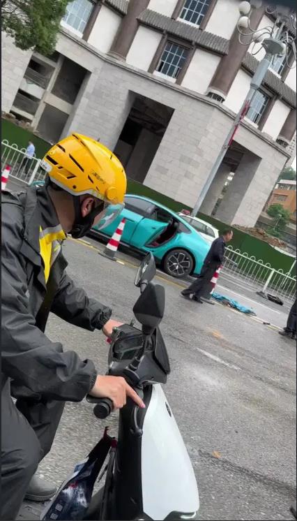 贵阳花果园小米SU7车祸致2人死亡，造车遭遇交通事故在所难免，花果园道路崎岖遭遇