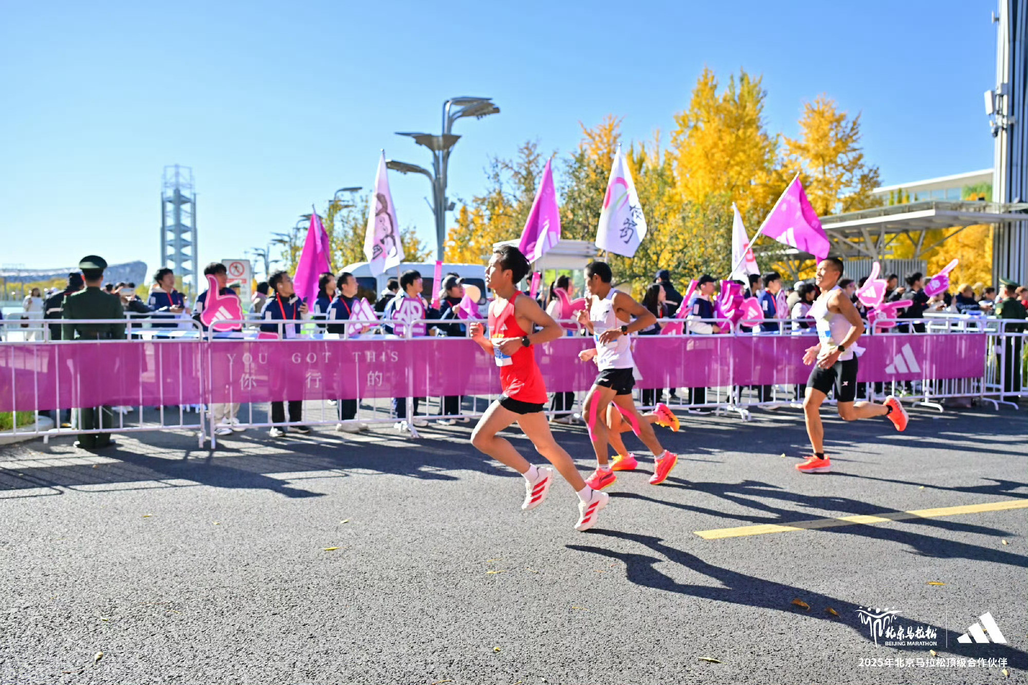 北马破三人数创纪录跑步真的是激动人心！作为北马十余载的伙伴，阿迪达斯这