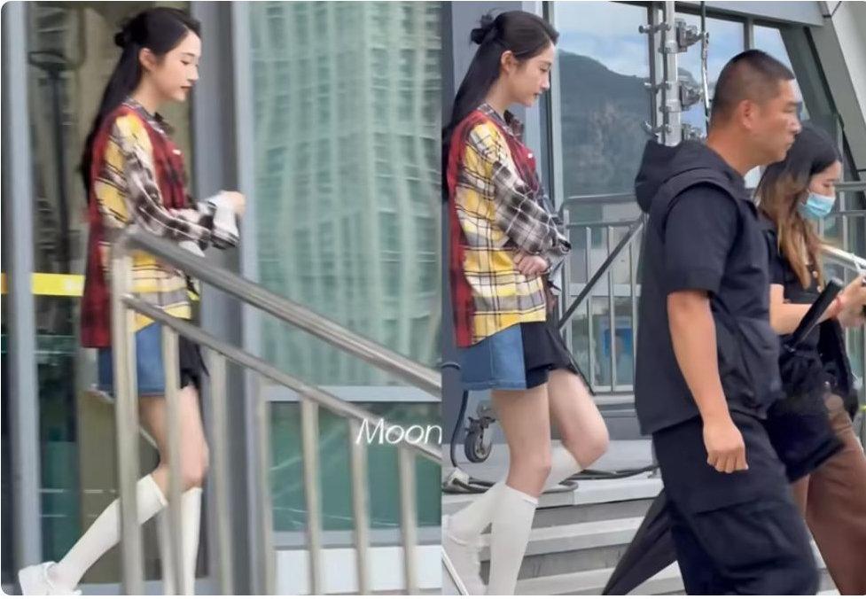 关晓彤拍戏被偶遇，美腿真好看又细又长的，披发好温柔好显年轻！