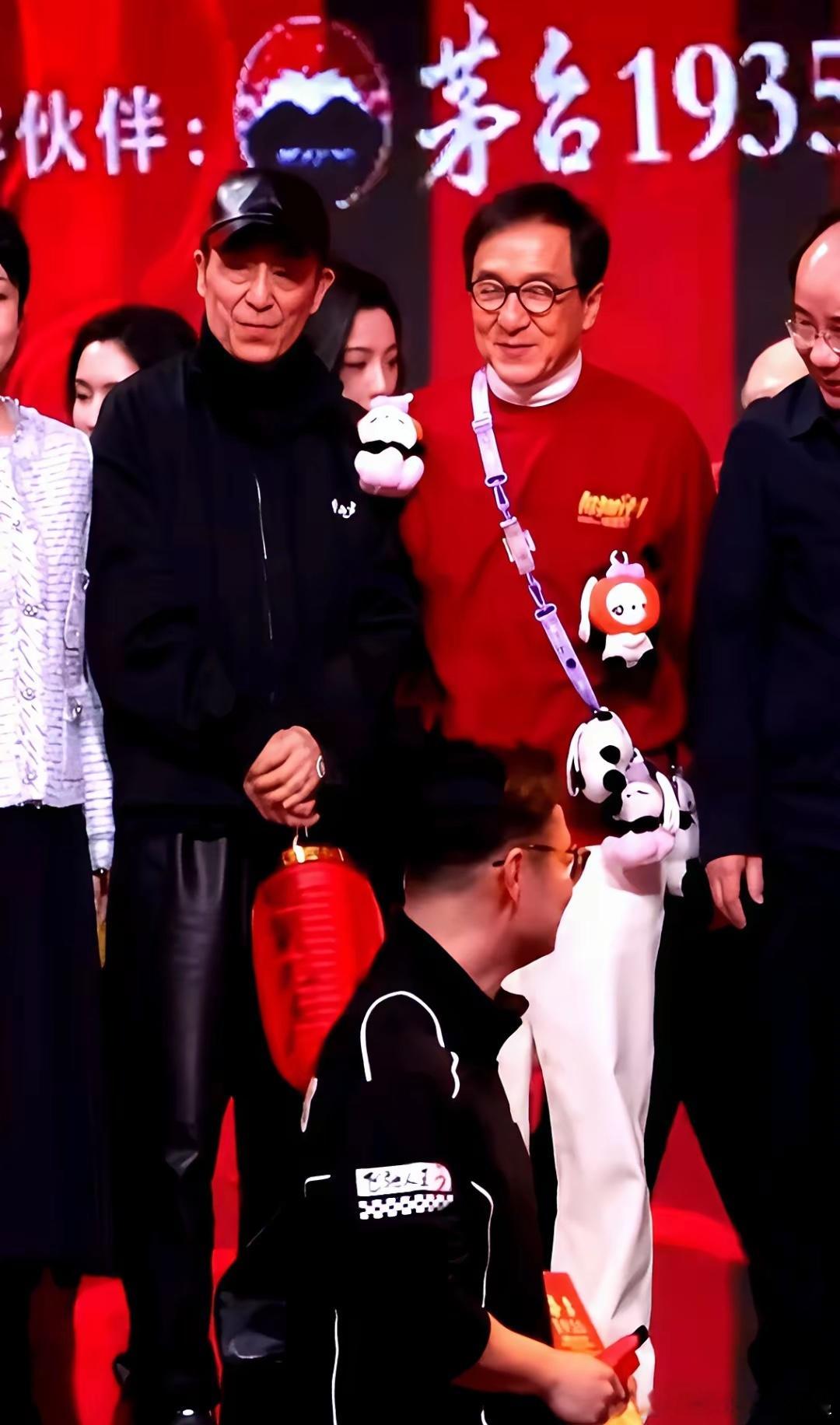 你以为大佬抢C位？错了。成龙一把拉开椅子请张艺谋坐，旁边的谢霆锋连头都没抬。转头