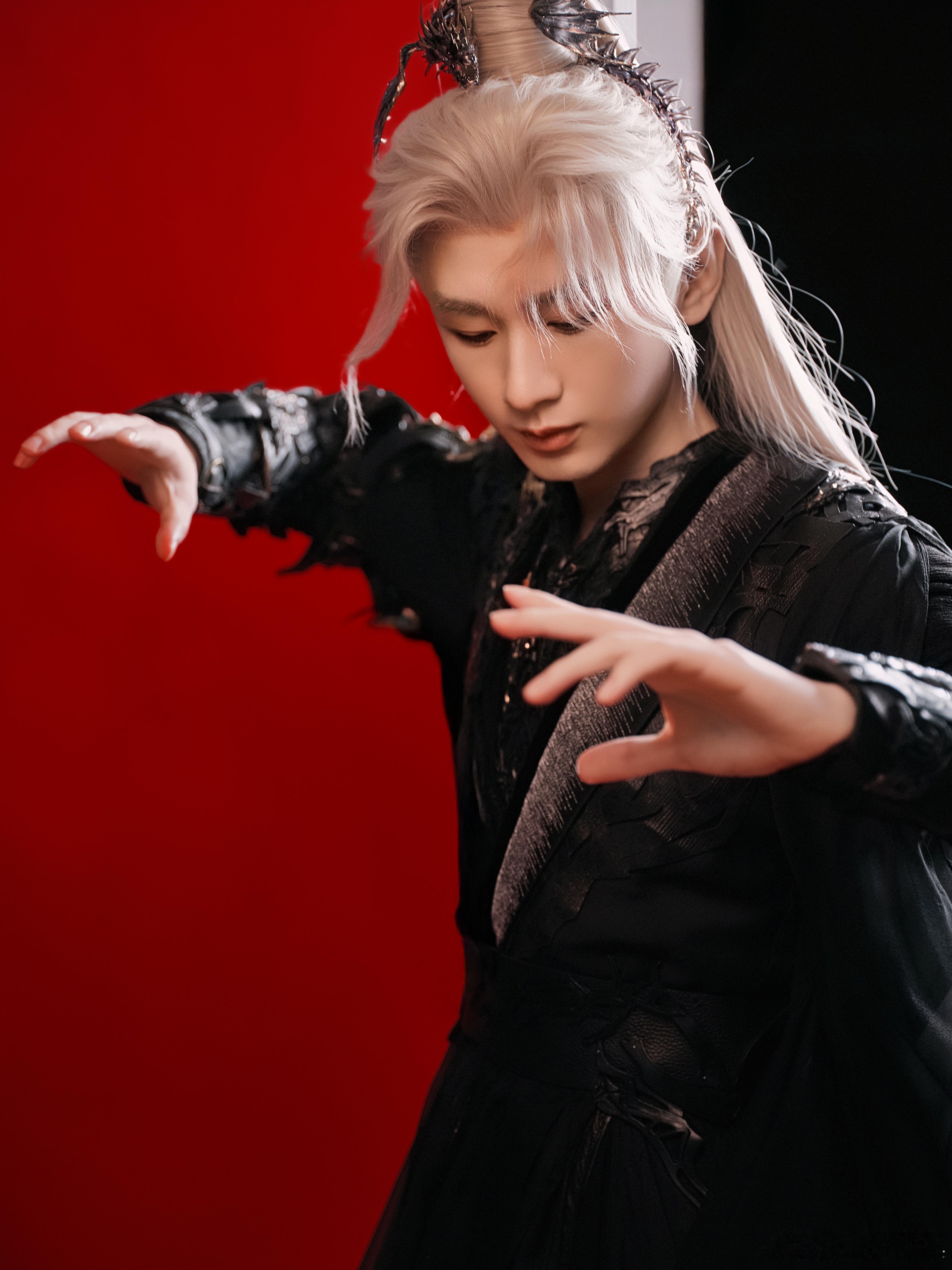 成毅天地剑心cy成毅王权富贵朝霞如釉色流淌，替云朵镶了暖边。院角，茉莉垂下裙裾，