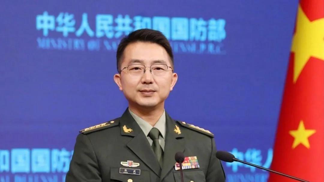 5月18日，国防部新闻发言人蒋斌大校站在发布会台前，对着在场的记者们，一字一句地