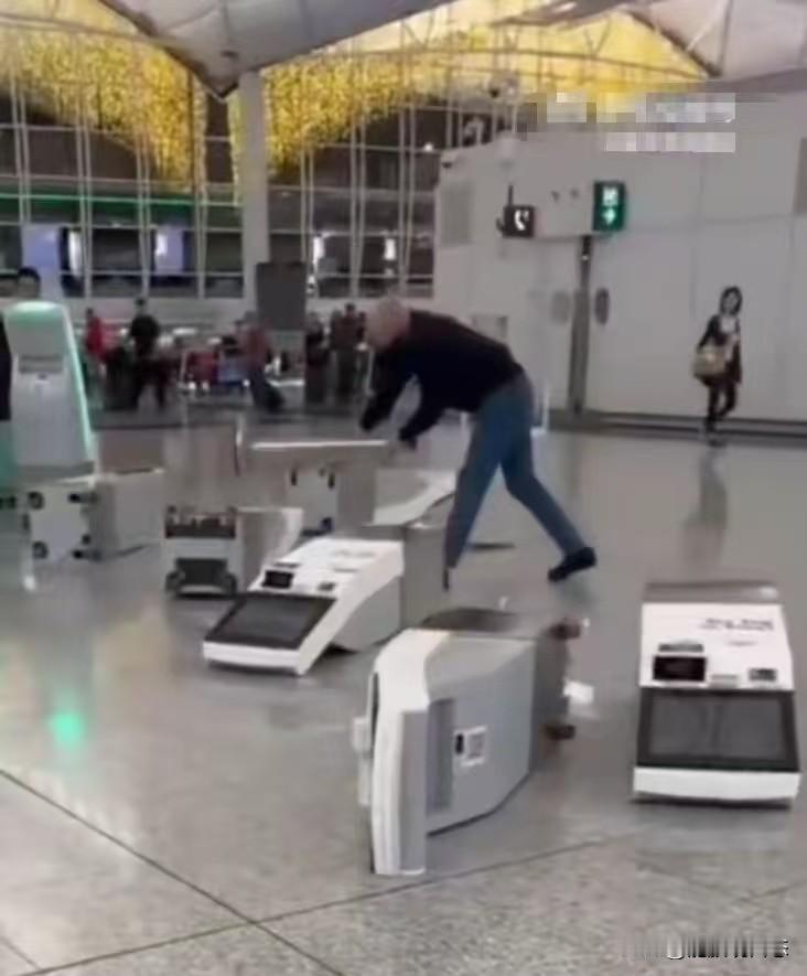 这是发生在香港机场的一幕，发狂者是一名来自英国的35岁男子。他不仅将机场内的