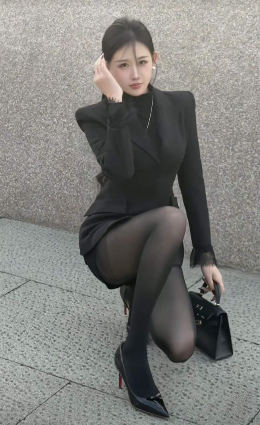 女人如何穿高跟鞋显得很洋气