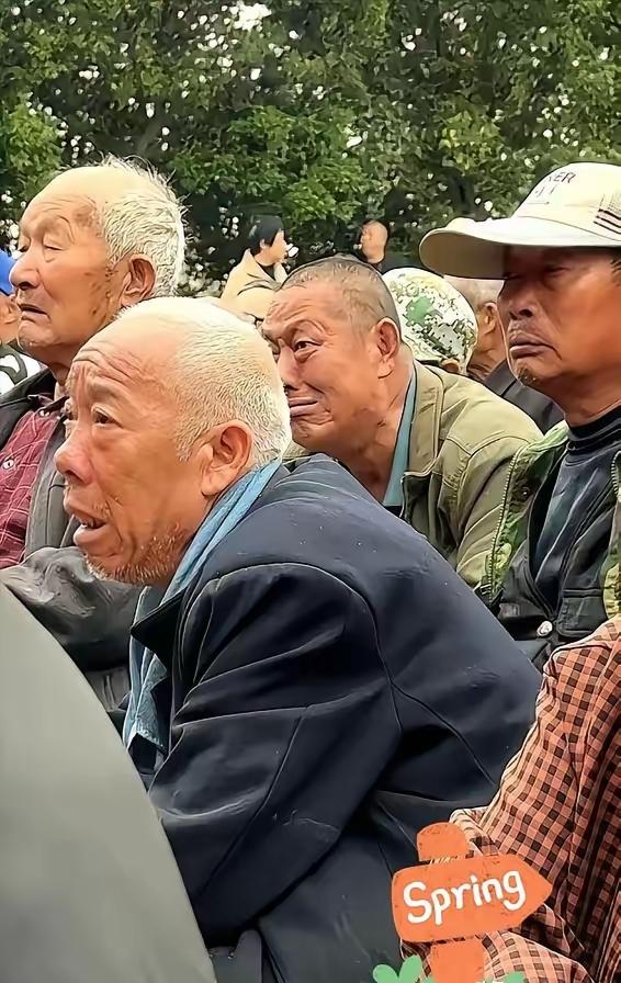 🌛山东梁山有个老板掏了50万，请河南豫剧团连唱6天大戏，本来是给老爹办80