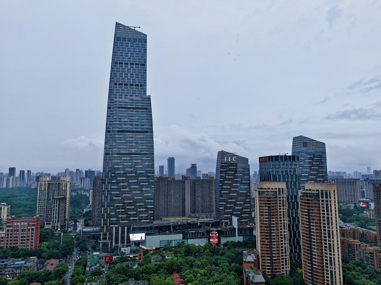 6月30日，长江日报“市民看武汉”观察团冒雨开启产业转型之旅。这座超甲写字楼不仅
