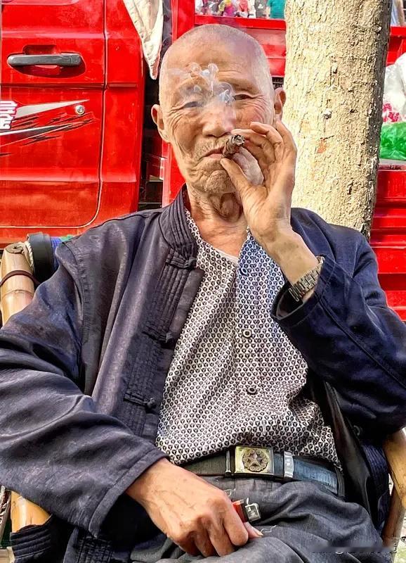 当农民丢啥人啊！我认识一位大爷，在农村生活六十多年，小学只上到三年级。为了家庭，