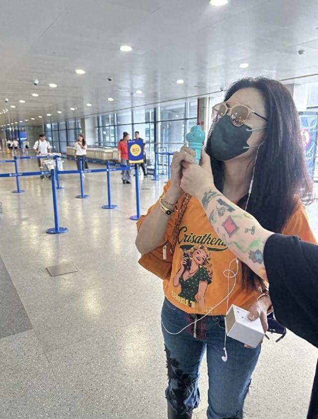 张柏芝独自现身上海机场，生图看见白发，状态依旧能打张柏芝独自现身上海机场被路人拍下，遇上粉丝也大方停